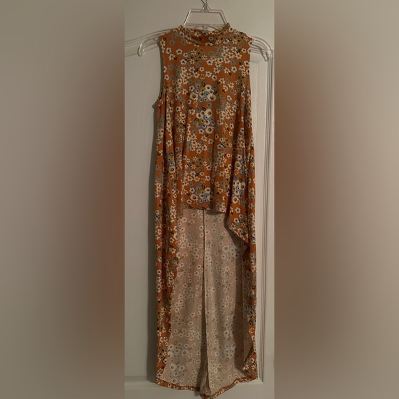 Tops - Beautiful Short Sleeve Shirt with Long Back